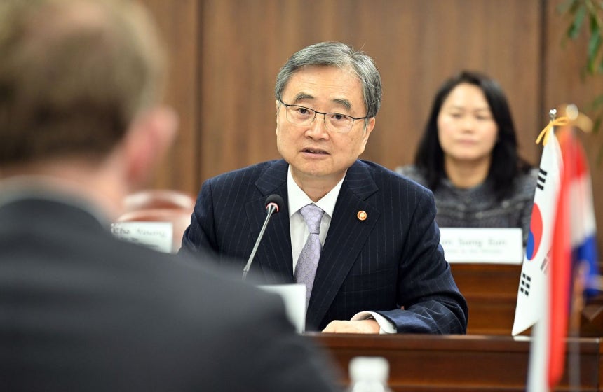 趙顕（チョ・ヒョン）外交部長官。