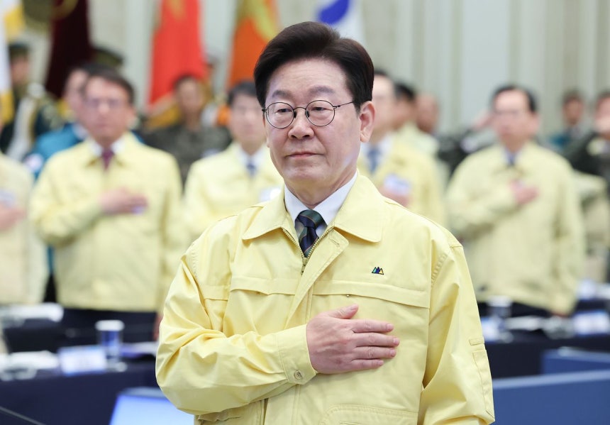 韓国の李在明（イ・ジェミョン）大統領が23日、青瓦台（チョンワデ）で開かれた第59回中央統合防衛会議で国民儀礼を行っている。［ニュース1］ 