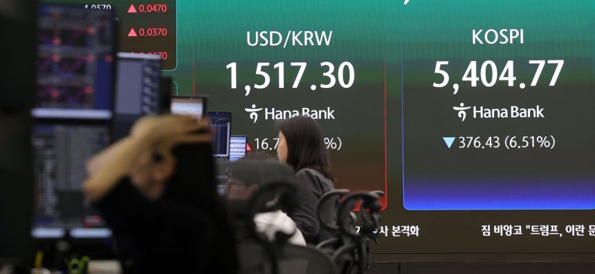 23日のウォン相場は1ドル＝1517．3ウォンで昼の取引を終えた。KOSPIは5405．75で引けた。この日大引け間際のハナ銀行ディーリングルームのモニター。カン・ジョンヒョン記者