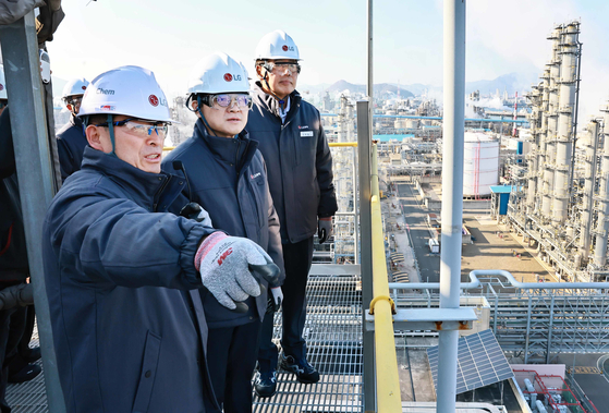 産業通商部の金正官長官が昨年11月26日に麗水産業団地のLG化学を訪れLG化学の辛学喆副会長とともに現場を点検している。［写真 ニュース1］