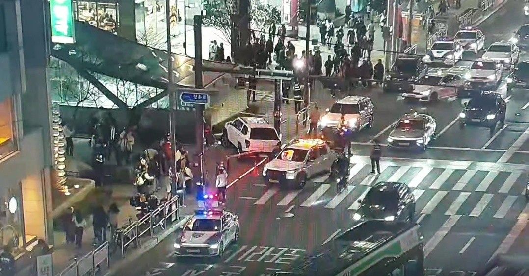 23日夜、ソウル市麻浦区（マポグ）の弘大入口（ホンデイック）駅付近で発生したスポーツ用多目的車（SUV）の歩道突進事故現場の様子。聯合ニュース