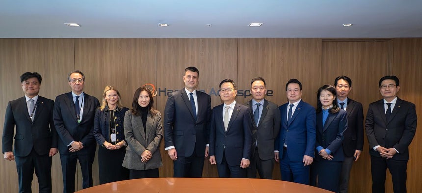 19日、ハンファエアロスペースとIISSの「グローバル安保戦略ラウンドテーブル」。左から5人目がバスティアン・ギーグリッヒ所長、6人目がハンファエアロスペースの孫在一（ソン・ジェイル）代表取締役。 ［ハンファエアロスペース］