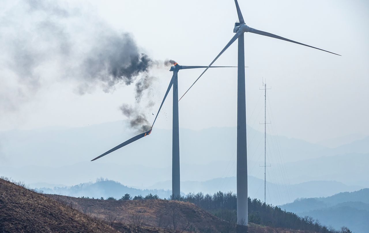 23日午後1時11分ごろ、慶尚北道盈徳郡盈徳邑菖浦里（キョンサンプクト・ヨンドクグン・ヨンドクウプ・チャンポリ）の風力発電団地内の風力発電機で火災が発生し、発電機のブレードなどが炎に包まれたまま落下している。［聯合ニュース］