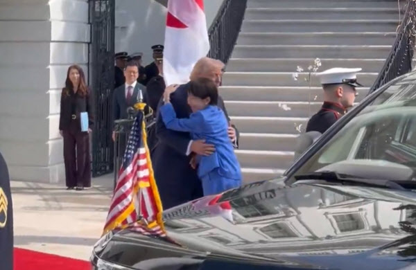 ホワイトハウスに到着した高市首相がトランプ大統領を強く抱きしめている。［写真＝マーゴ・マーティン米大統領特別補佐官兼広報顧問のX］