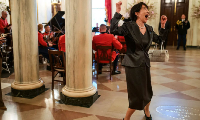   ホワイトハウスで浮かれて踊る高市首相 ［写真 ホワイトハウスホームページ］