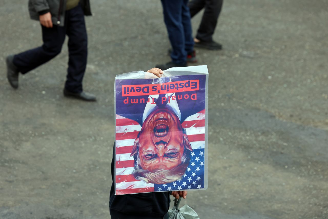  トランプ大統領を風刺したイメージを持つイラン市民　［EPA＝聯合ニュース］