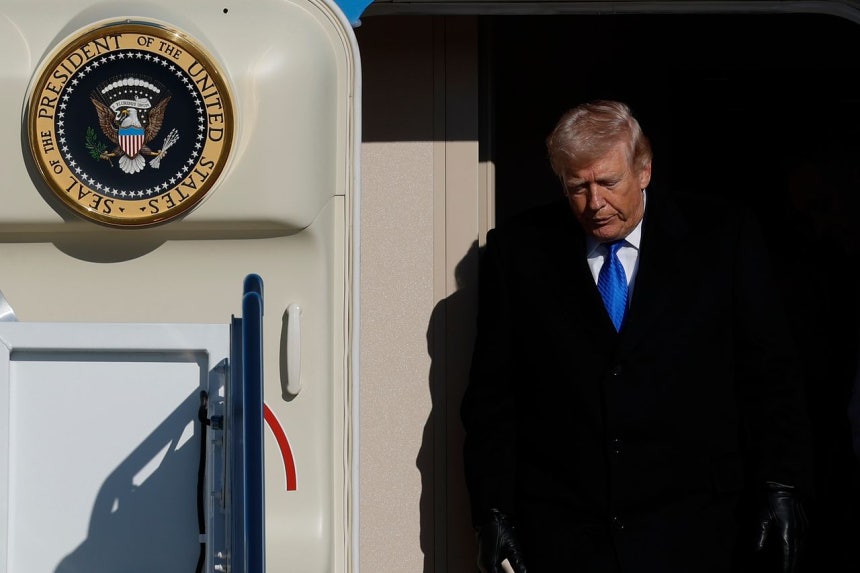 23日（現地時間）、米国メリーランド州のアンドルーズ統合基地に到着したドナルド・トランプ米国大統領が専用機エアフォースワンから降りている。AP＝聯合ニュース