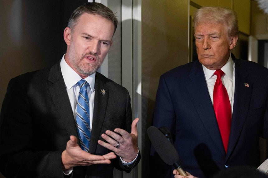 ジェミソン・グリア米国通商代表部（USTR）代表（左）とドナルド・トランプ米国大統領。 AFP＝聯合ニュース