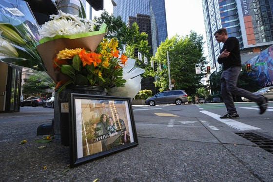 米ワシントン州シアトルで銃で撃たれて亡くなった韓国人女性クォンさんを追悼する花束と写真 ［AP＝聯合ニュース］