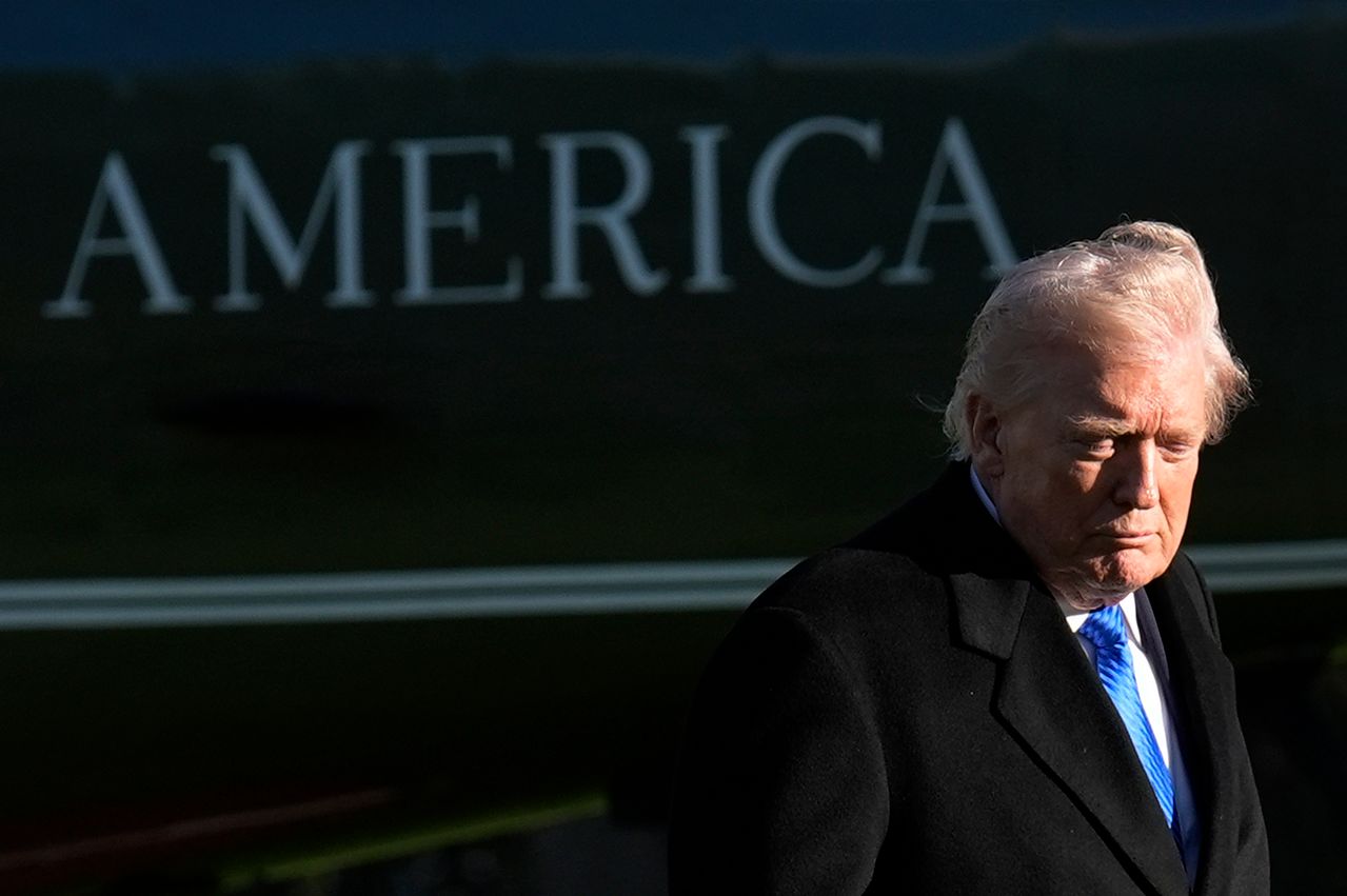 米国のドナルド・トランプ大統領が23日（現地時間）、大統領専用ヘリ「マリーンワン」から降りてホワイトハウスに向かって歩いている。EPA＝聯合ニュース