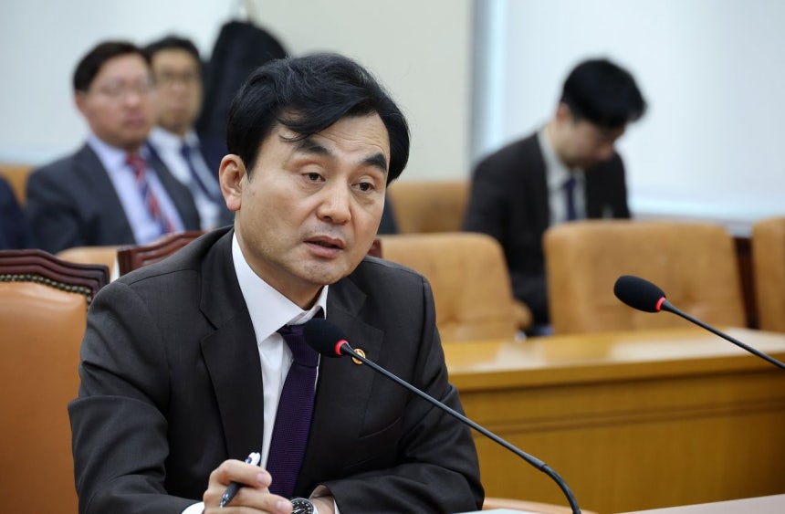 24日、国会で開かれた国防委員会全体会議で議員の質問に答える安圭佰（アン・ギュベク）国防部長官 ［聯合ニュース］