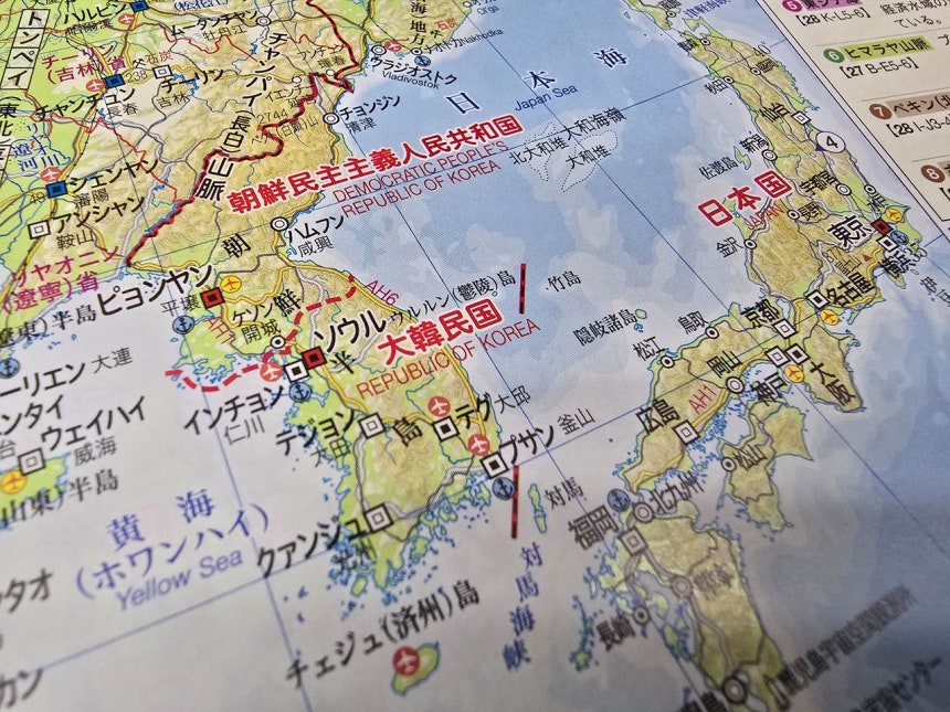 独島（トクド、日本名・竹島）を日本の領土と規定した地図が掲載された日本の教科書。キム・ヒョンイェ特派員 