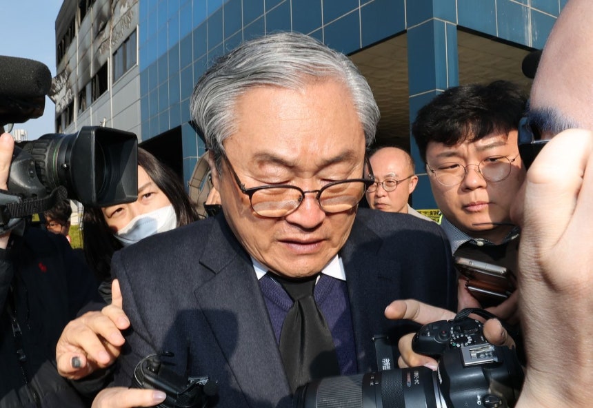 23日、警察・大田労働庁の関係者が火災で74人の死傷者が発生した大田大徳区のアンジョン工業に対して家宅捜索を進める中、ソン・ジュファン代表が事務室を出ている。 ［ニュース1］