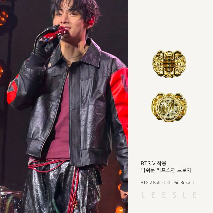   コウモリ紋様のブローチを着用して歌うV。［写真 LEESLE］