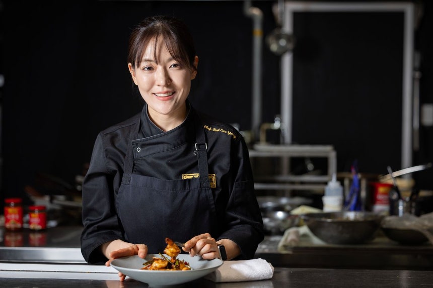 20日、ソウル・江南（カンナム）の中華料理店「Nüwa」で料理を盛り付けているシェフのパク・ウニョン氏。チョン・ミンギュ記者