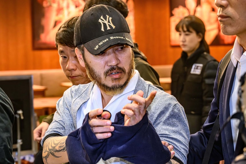 フィリピンで現地在住の韓国人3人を殺害し、脱獄や韓国国内への麻薬流通などを繰り返して「麻薬王」と呼ばれたパク・ワンヨル容疑者が25日、仁川（インチョン）国際空港を通じて送還されている。キム・ギョンロク記者