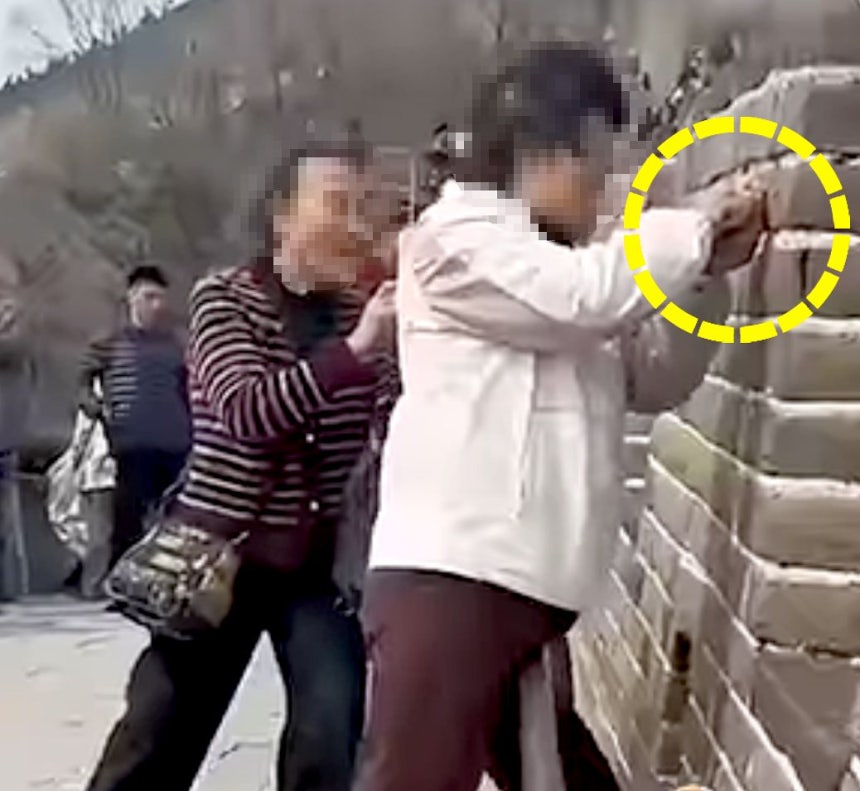 ある観光客がハサミの先で万里の長城のレンガに「〇〇〇〇姉妹記念」という文字を刻み、行政拘留および罰金処分を受けた。［写真 YouTubeキャプチャー］