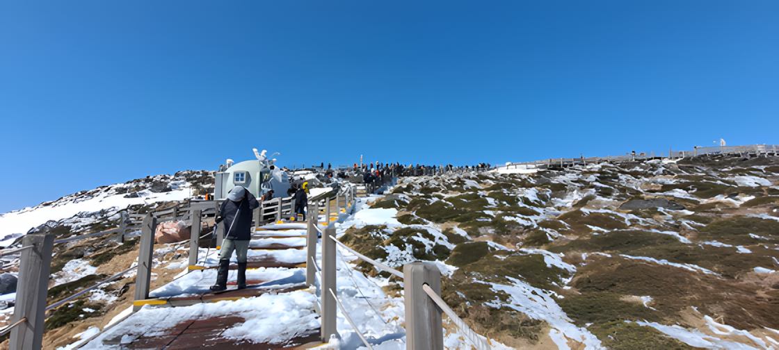 昨年3月22日、済州（チェジュ）の漢拏山（ハルラサン）で登山客らが城板岳（ソンパンアク）探訪路を利用して白鹿潭（ペンノクタム）に登っている。［漢拏山国立公園］