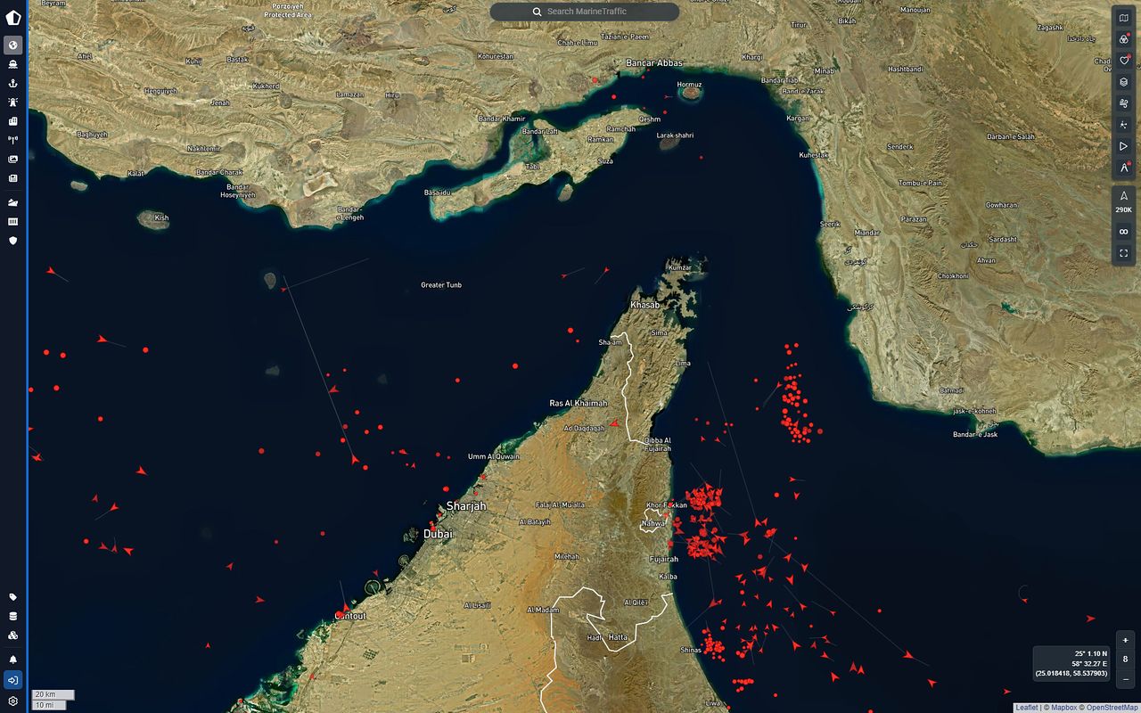 3日のホルムズ海峡の状況。赤い表示はタンカーの現在の位置を示す。矢印は運航中、点は停泊中。［マリントラフィック・ドットコム キャプチャー］