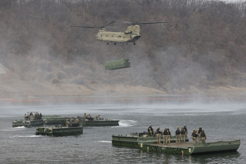 14日、京畿道漣川郡（ヨンチョングン）の臨津江（イムジンガン）で実施された韓米連合渡河訓練で米軍のチヌークヘリコプターが浮橋を空中輸送している。韓米連合訓練「フリーダムシールド」演習の一環として実施された今回の訓練には米2師団／韓米連合軍司令部団と韓国軍首都機械化歩兵師団および第7工兵旅団が参加した。 ［聯合ニュース］