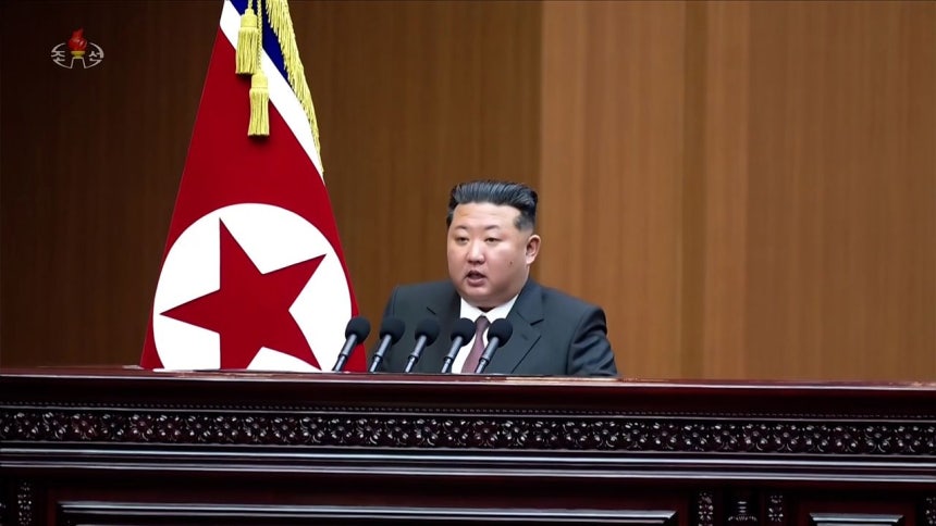 23日、最高人民会議第15期第1回会議で施政演説を行う北朝鮮の金正恩（キム・ジョンウン）国務委員長。朝鮮中央テレビ・キャプチャー、聯合ニュース