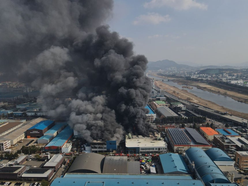  20日午後1時17分ごろ大田市内工場で火事が起こり煙が広がり始めている。［写真 ニュース1］