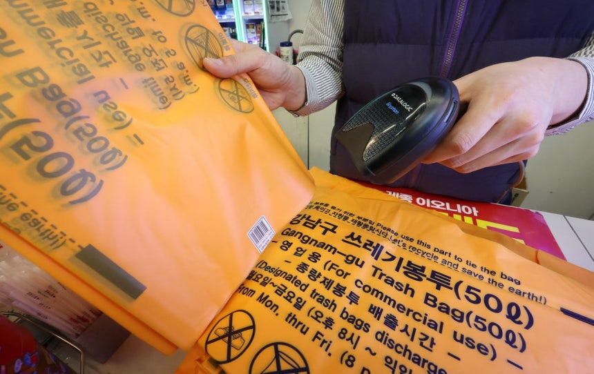  中東情勢悪化で食品包装材に続き従量制ごみ袋まで入手難が相次ぐなど「ビニール大乱」の懸念が拡散している。写真は24日、ソウル市内のコンビニエンスストアで販売している従量制ごみ袋。［写真 ニュース1］