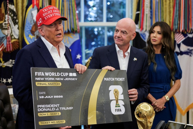 北中米W杯チケットの模型を共に持ちながら対話するトランプ米大統領（左）とジャンニ・インファンティーノFIFA会長 ［ロイター＝聯合ニュース］