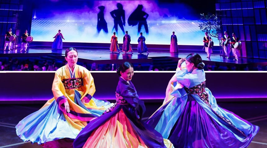 15日（現地時間）に開かれたアカデミー賞授賞式で、『KPOPガールズ！デーモン・ハンターズ』チームがOST『Prologue（Hunter's Mantra）』と『Golden』を組み合わせた祝賀ステージを披露した。中央に立つダンサーがチョン・ダウン振付師だ。［EPA＝聯合ニュース、インスタグラム キャプチャー］