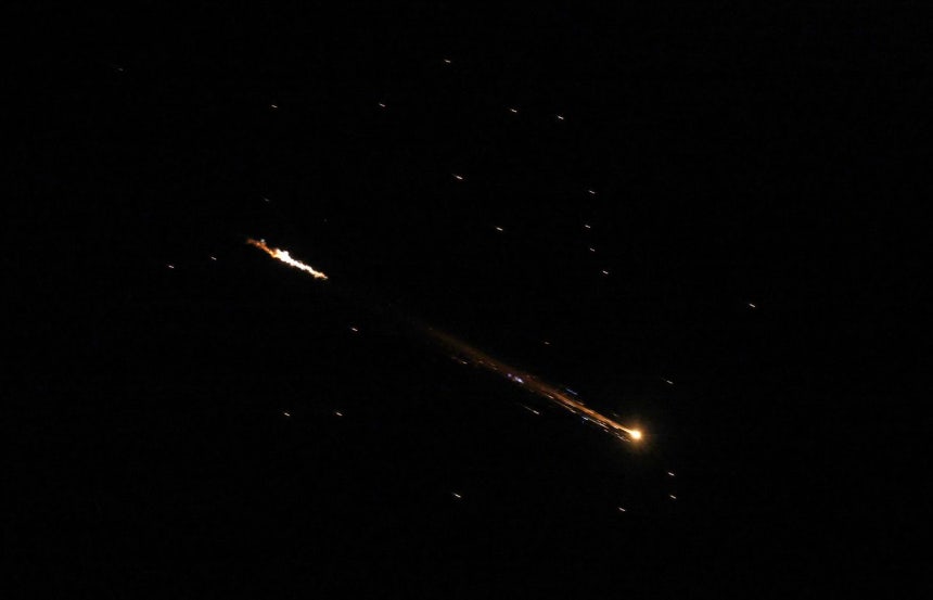 24日（現地時間）、イスラエルのウェストバンクの夜空に飛ぶイラン弾道ミサイル ［EPA＝聯合］