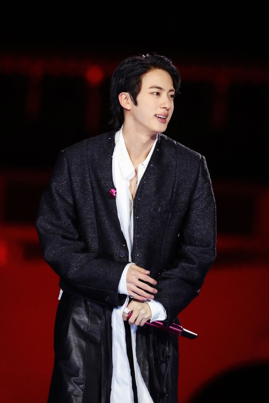 21日、ソウル・光化門（クァンファムン）広場でBTS（防弾少年団）のJIN（ジン）が『ARIRANG』発売記念カムバック公演「BTS THE COMEBACK LIVE ｜ ARIRANG」を行っている。［写真 BIGHIT MUSIC・Netflix（ネットフリックス）］