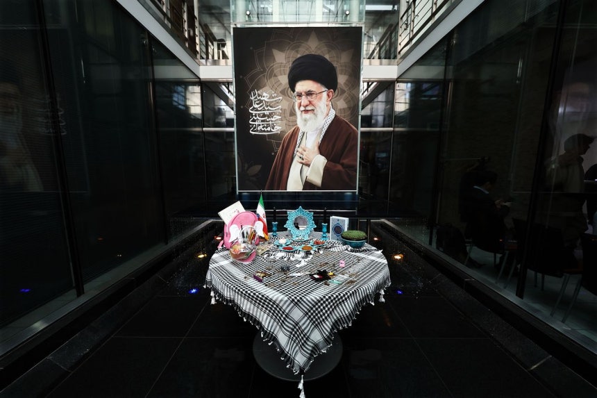 26日、ソウル市竜山区（ヨンサング）の在韓イラン大使館に、爆撃で死亡したアヤトラ・アリ・ハメネイ最高指導者を追悼する空間が設けられている。［聯合ニュース］