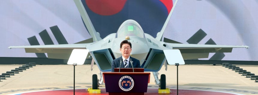 李在明（イ・ジェミョン）大統領が25日午後、慶尚南道泗川（サチョン）KAI（韓国航空宇宙）で開かれたKF－21量産1号機出庫式で激励の言葉を述べている。 ［青瓦台写真記者団］