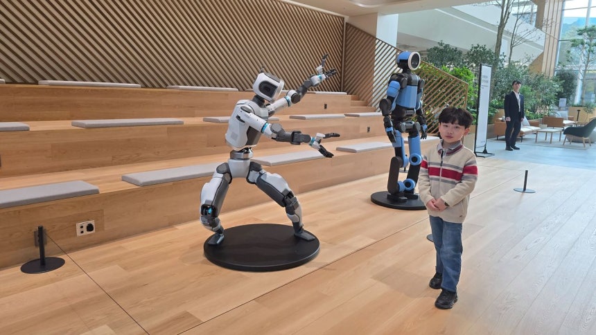 小学生株主のキム・ダオン君（9）も株主総会を訪問し、現代車のヒューマノイドロボット「アトラス」模型と「認証ショット」を残した。 イ・スジョン記者