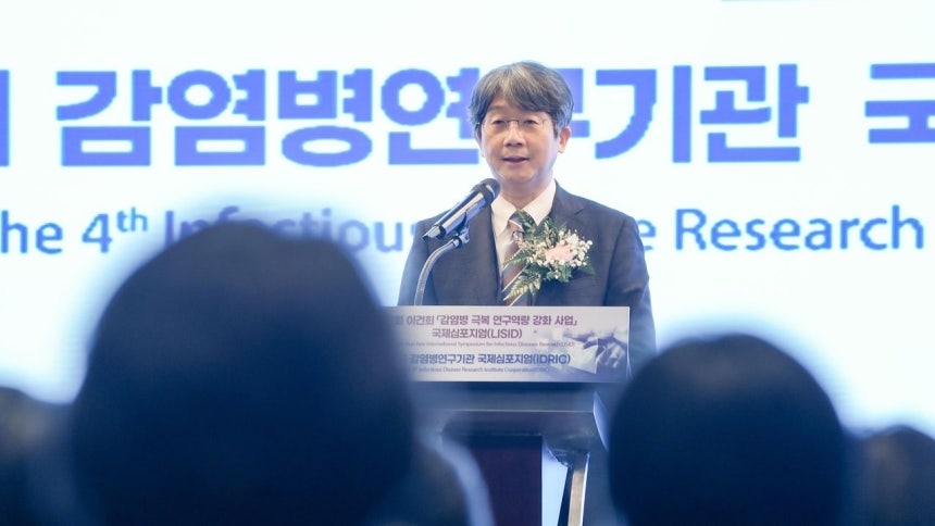 林承寛疾病管理庁長官は、26日に第2回李健熙感染症克服研究能力強化産業国際シンポジウムで挨拶を行っている。[写真　聯合ニュース]
