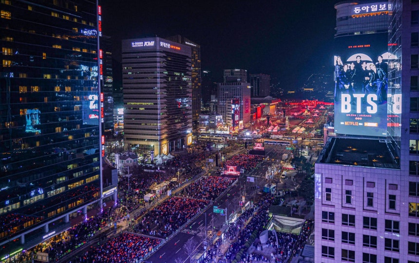 写真＝グループ防弾少年団（BTS）は21日、ソウル・光化門広場で5枚目のフルアルバム『ARIRANG』発売を記念し、無料公演「BTS THE COMEBACK LIVE：ARIRANG」を開催している。［写真　聯合ニュース］