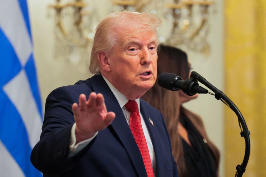 26日（現地時間）、米国ワシントンD．C．のホワイトハウス・イーストルームで開かれたギリシャ独立記念日の祝賀行事で、ドナルド・トランプ米国大統領が演説している。ロイター＝聯合ニュース