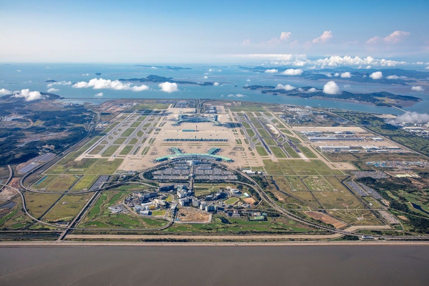 仁川国際空港第1・2旅客ターミナルと駐機場、滑走路の全景 ［写真 仁川国際空港公社］