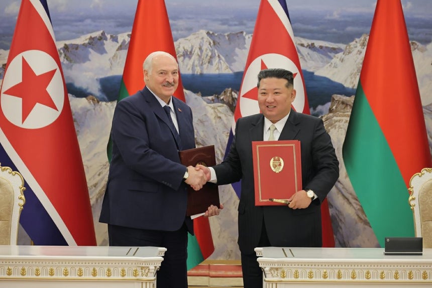 北朝鮮労働党機関紙の労働新聞は27日、「金正恩（キム・ジョンウン）同志が3月26日、韓国を公式訪問中のベラルーシ共和国の大統領アレクサンドル・ルカシェンコ同志と会談した」と報じた。両首脳は「親善および協力に関する条約」を締結し、外交・広報・農業・教育・保健など複数の分野における協力に関する合意文書も締結されたと伝えた。 ［ニュース1］