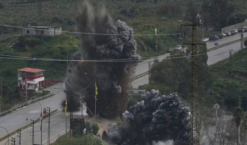 イスラエル軍のレバノン要衝地カスミヤ橋被撃の資料写真。AP＝聯合ニュース