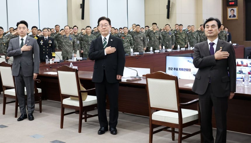 李在明（イ・ジェミョン）大統領が27日午後、ソウル竜山区の国防部で開かれた全軍主要指揮官会議で国民儀礼をしている。李大統領はこの日、就任後初めて会議を主宰し、自主国防のための早期戦作権転換や選択的徴兵制など国防改革の迅速な推進を強調した。 チョン・ミンギュ記者