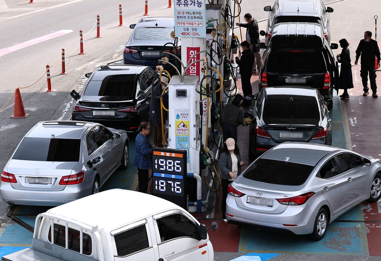 韓国の具潤哲（ク・ユンチョル）経済副首相は29日、「原油価格が120～130ドルまで上昇すれば、民間にも部制を導入すべきではないかと考えている」と述べた。29日午前、ソウル瑞草区（ソチョグ）の「出会いの広場」サービスエリアのガソリンスタンドで市民が給油している。ニュース1