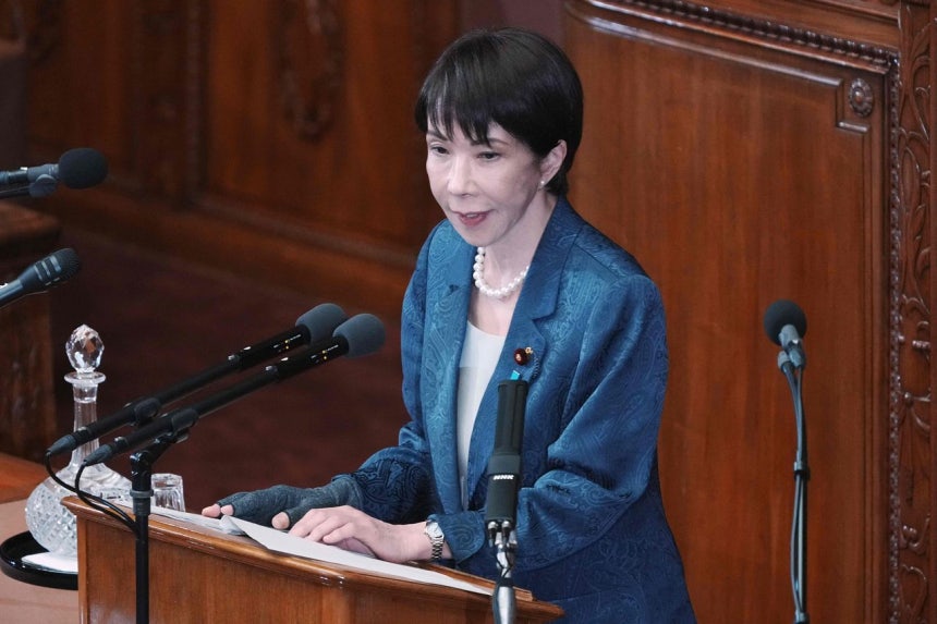 26日、国会に出席し、韓日首脳会談に関する野党議員の質問に答える高市早苗首相。AFP＝聯合ニュース