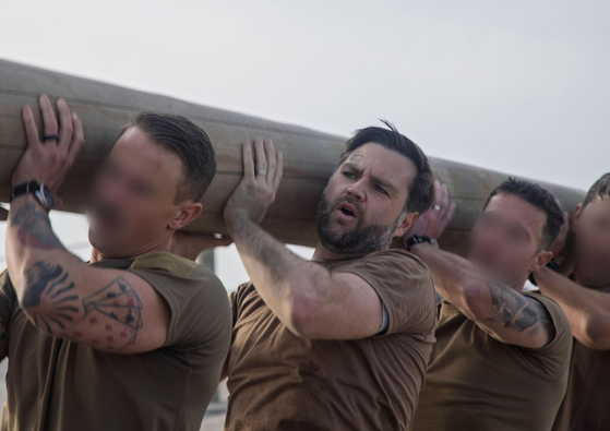   ネイビーシールズの体力訓練に参加したJ・D・バンス米副大統領 ［SNS キャプチャー］