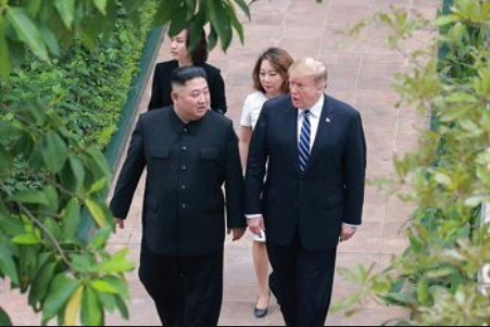 2019年2月にベトナムのハノイで行われた朝米首脳会談でイ・ヨンヒャン氏が散策するトランプ米大統領の後で通訳をしている。［写真 朝鮮中央通信＝聯合ニュース］