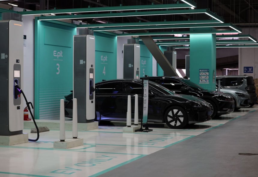 ソウル市内の駐車場の電気自動車充電エリア ［聯合ニュース］