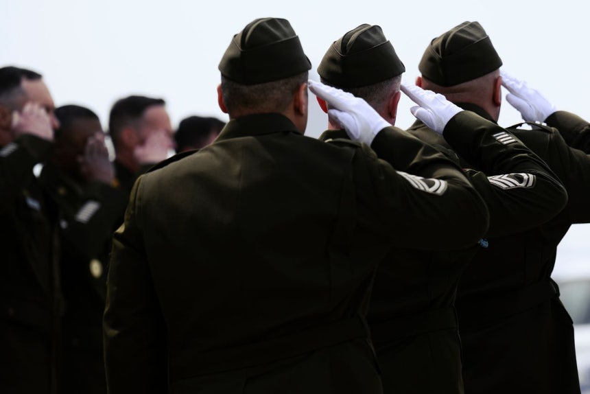 20日、米ケンタッキー州フォートノックスのゴッドマン陸軍飛行場で開かれた米陸軍下士官の遺骨送還式で将兵らが敬礼している。 ［AP＝聯合ニュース］