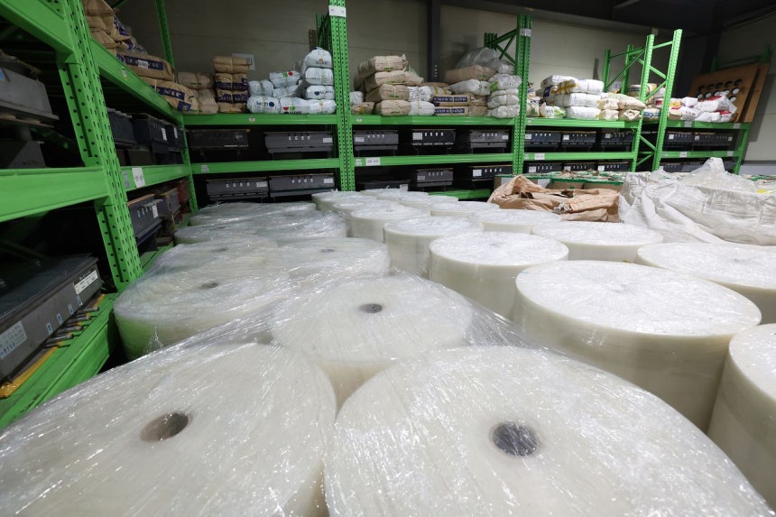 米国・イスラエルとイラン間の戦争長期化により、ビニール・プラスチックの核心原料である「ナフサ」など石油化学製品の需給が不安定になり、「ビニール・プラスチック大乱」の懸念が拡散している。27日、京畿道広州市（キョンギド・クァンジュシ）に位置するあるプラスチック企業の工場原料倉庫の様子。ニュース1