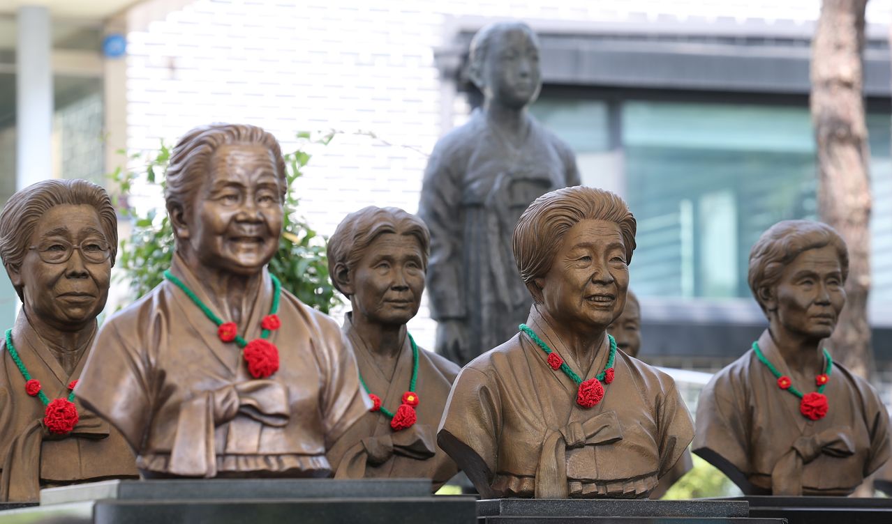 京畿道広州市退村面（キョンギド・クァンジュシ・テチョンミョン）のナヌムの家に、慰安婦被害者の胸像が設置されている様子。［ニュース1］