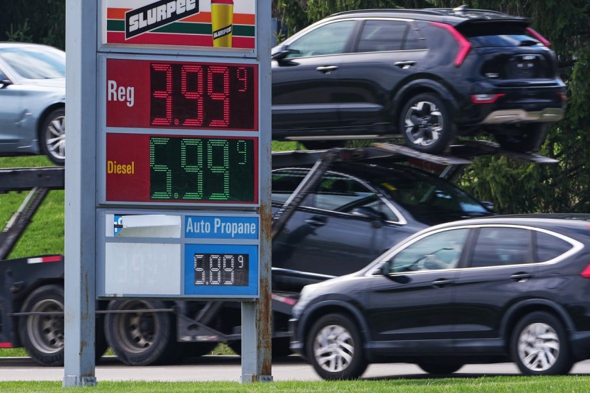 26日、米国ペンシルベニア州のガソリンスタンドに、1ガロン当たり3．99ドルというガソリン価格が表示されている。［AP＝聯合ニュース］